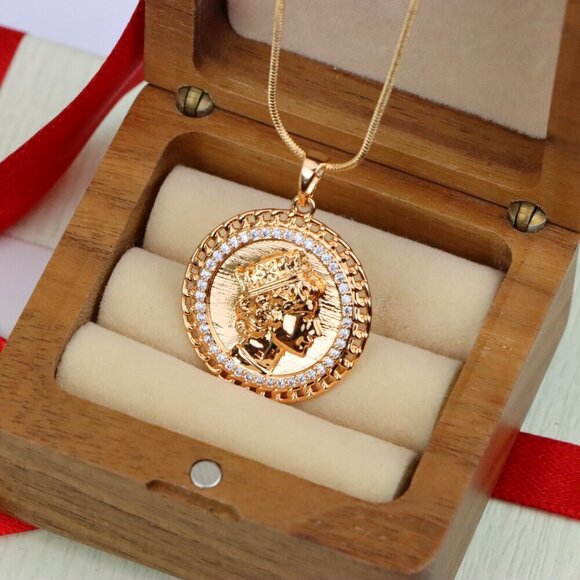 "Rose Gold Coin Pendant with Queen Profile and Iced Border, XPPT1405 - Picture 10 of 13
